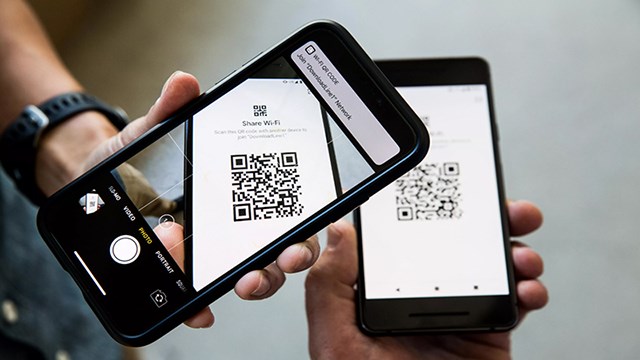 Chia sẻ WiFi bằng mã QR trên iPhone giúp kết nối nhanh mà không cần nhập mật khẩu.
